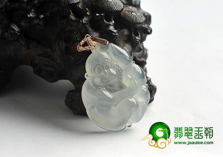 冰玻种淡晴水缅甸翡翠A货灵猴献寿挂件