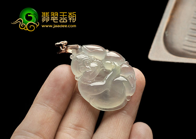 冰玻种淡晴水缅甸翡翠A货灵猴献寿挂件