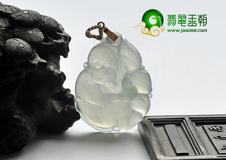 冰玻种淡晴水缅甸翡翠A货灵猴献寿挂件