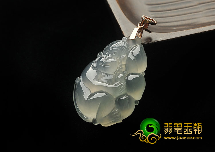 冰玻种淡晴水缅甸翡翠A货灵猴献寿挂件