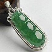 冰种阳绿缅甸翡翠A货镶白金四季豆胸坠（真钻）