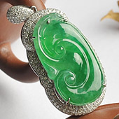 冰种阳绿缅甸翡翠A货镶白金如意挂件（真钻）