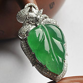冰种阳绿缅甸翡翠A货镶白金金枝玉叶挂件（真钻）