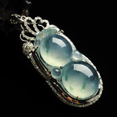 冰玻种飘花缅甸翡翠A货镶白金四季豆胸坠（真钻）