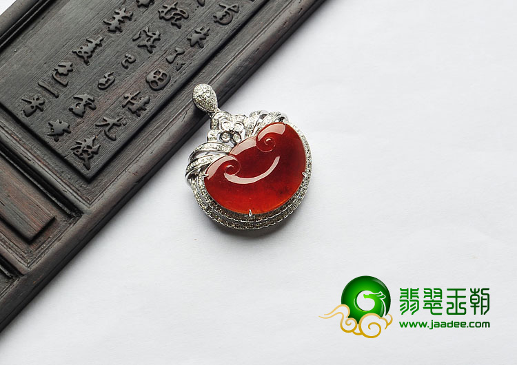 冰种红翡缅甸翡翠A货镶白金如意胸坠（真钻）