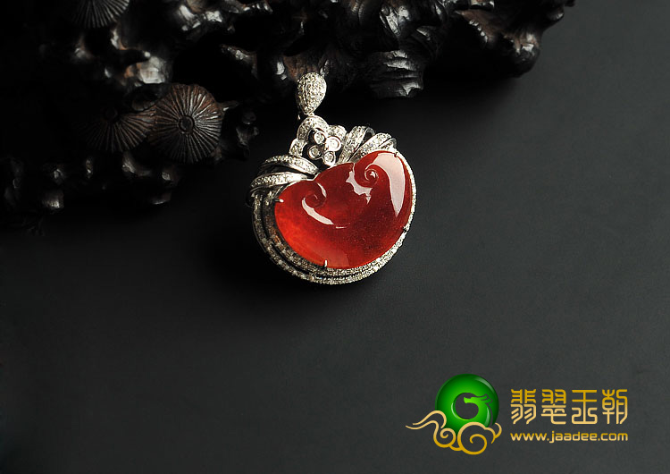 冰种红翡缅甸翡翠A货镶白金如意胸坠（真钻）