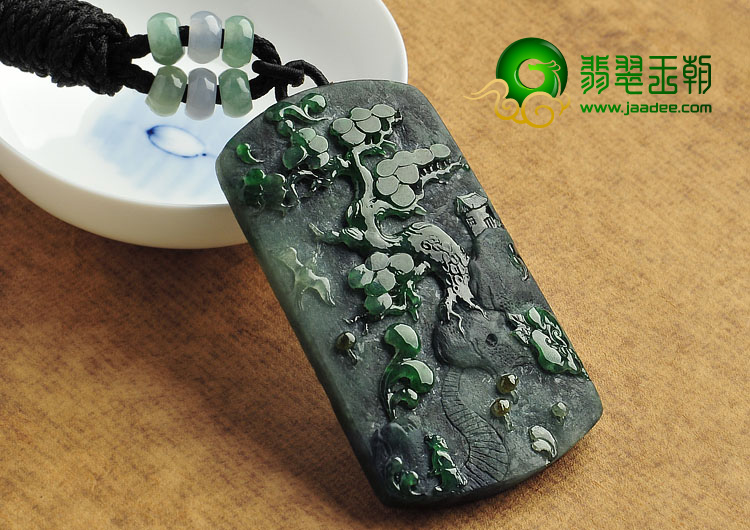 （超值推荐）糯冰种癣加绿缅甸翡翠A货山水牌挂件