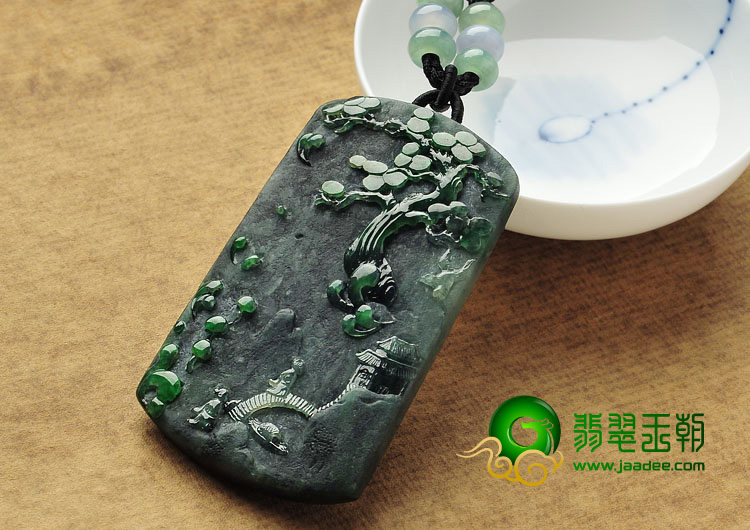 （超值推荐）糯冰种癣加绿缅甸翡翠A货山水牌挂件