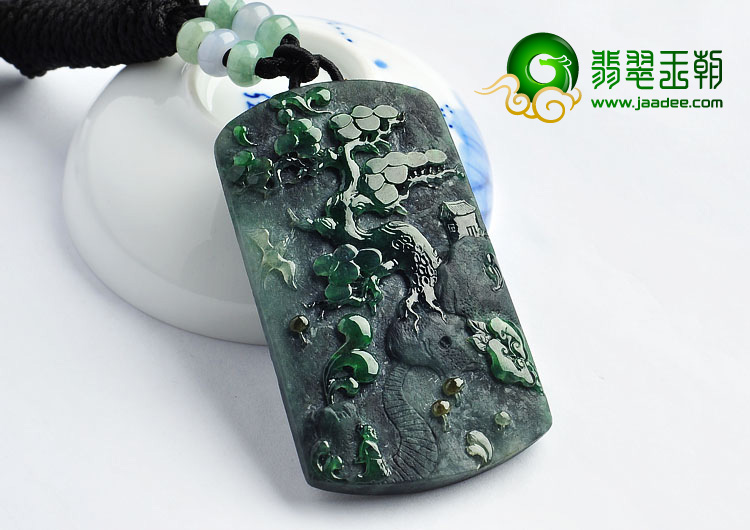 （超值推荐）糯冰种癣加绿缅甸翡翠A货山水牌挂件