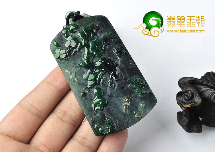 （超值推荐）糯冰种癣加绿缅甸翡翠A货山水牌挂件