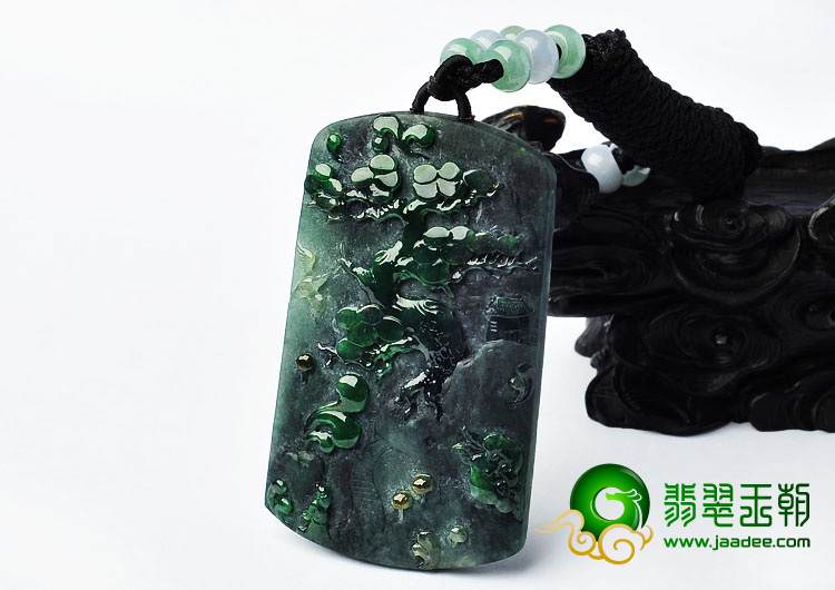 （超值推荐）糯冰种癣加绿缅甸翡翠A货山水牌挂件