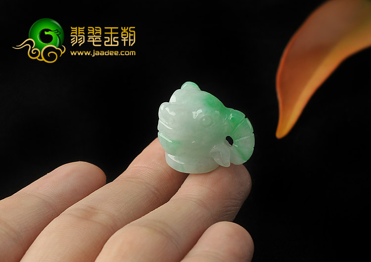 糯冰种飘翠缅甸翡翠A货牛头挂件