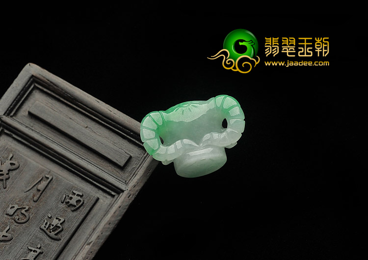糯冰种飘翠缅甸翡翠A货牛头挂件