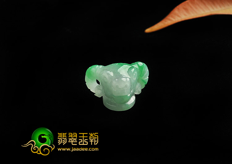 糯冰种飘翠缅甸翡翠A货牛头挂件