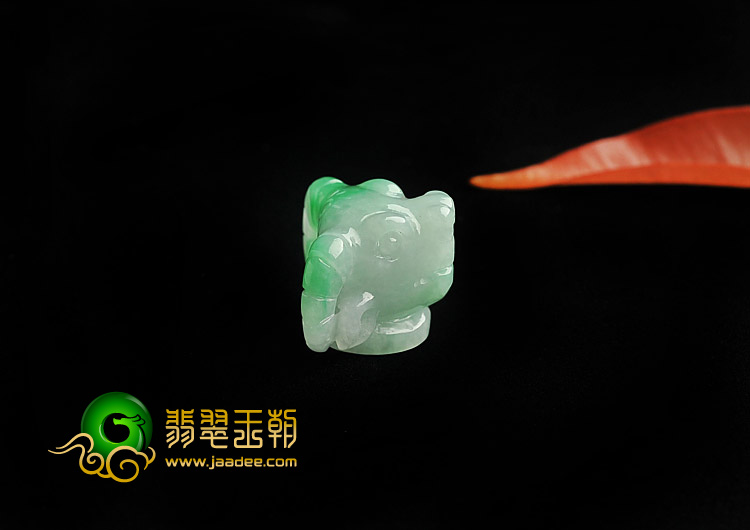 糯冰种飘翠缅甸翡翠A货牛头挂件