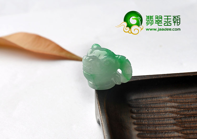 糯冰种飘翠缅甸翡翠A货牛头挂件