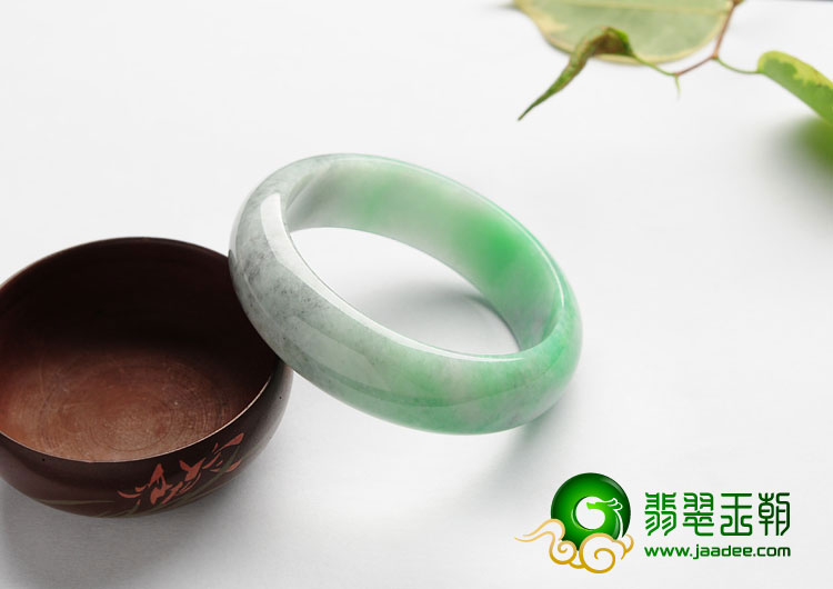 糯冰种翠色缅甸翡翠A货手镯（59.3mm）