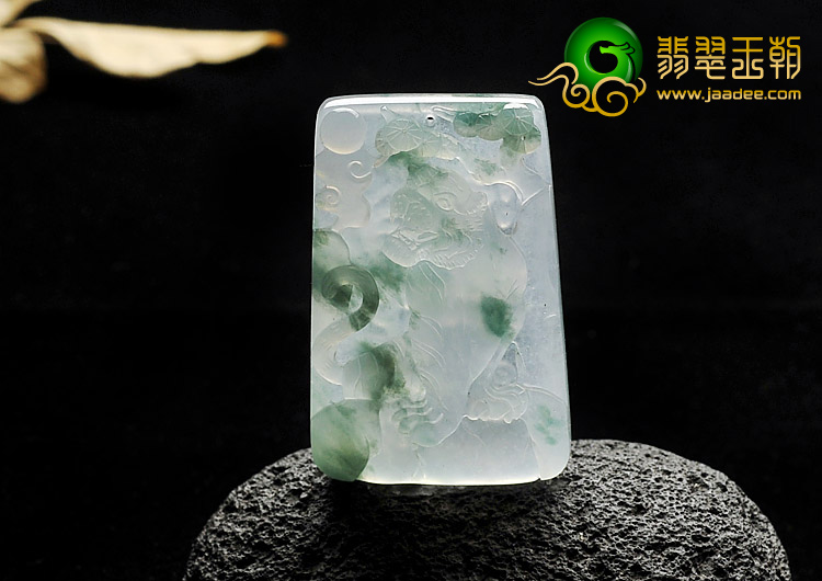 冰种飘花缅甸翡翠A货虎虎生威挂件