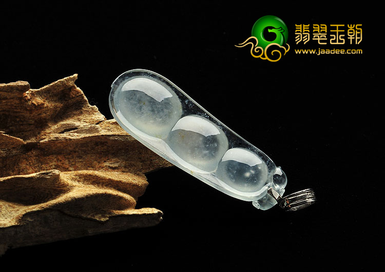 冰玻种淡晴水缅甸翡翠A货四季豆挂件