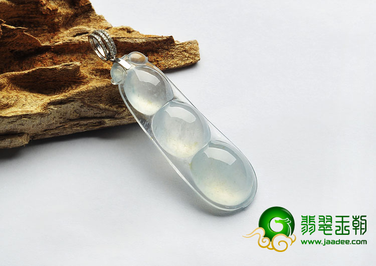 冰玻种淡晴水缅甸翡翠A货四季豆挂件