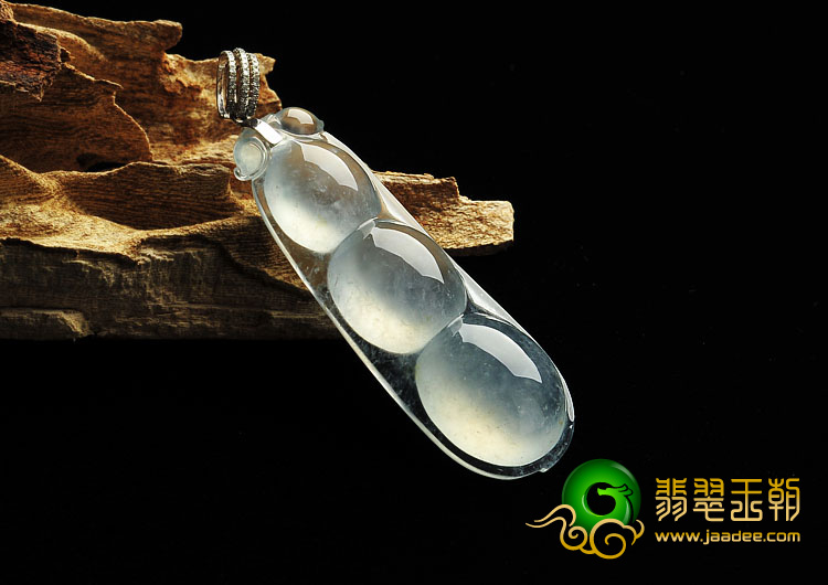 冰玻种淡晴水缅甸翡翠A货四季豆挂件