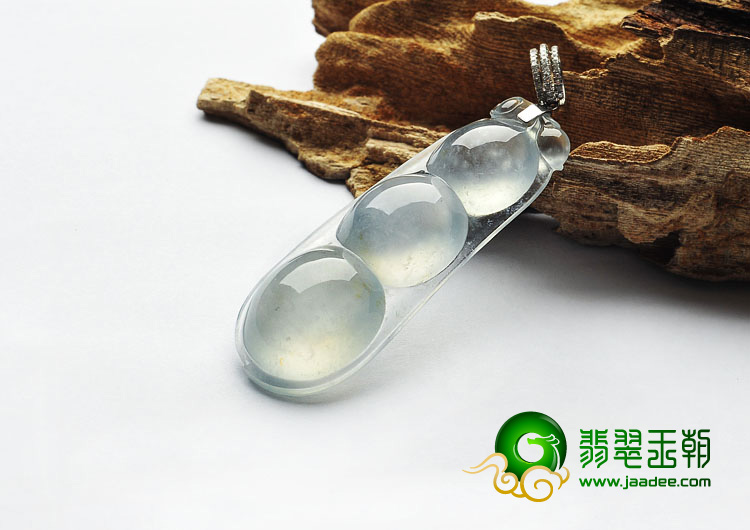 冰玻种淡晴水缅甸翡翠A货四季豆挂件