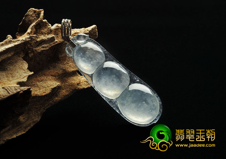 冰玻种淡晴水缅甸翡翠A货四季豆挂件
