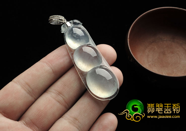 冰玻种淡晴水缅甸翡翠A货四季豆挂件