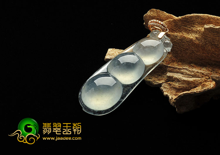 冰玻种淡晴水缅甸翡翠A货四季豆挂件