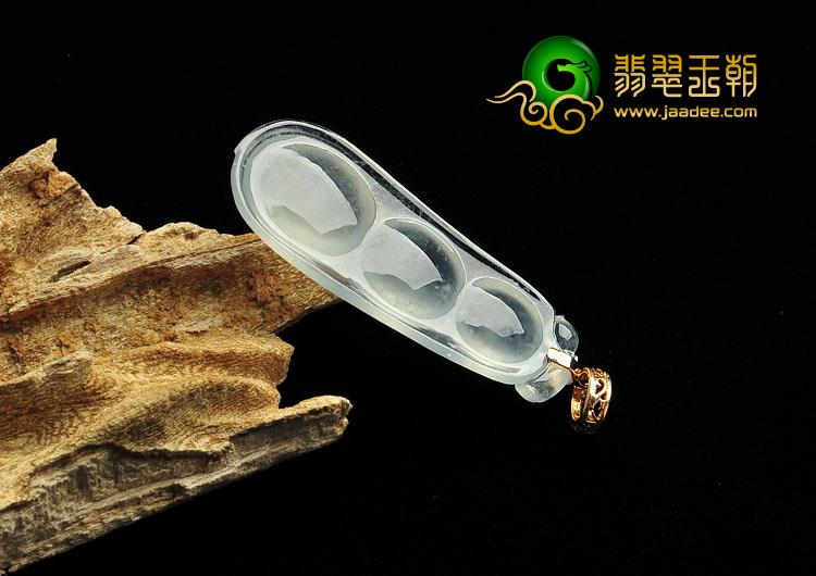 冰玻种淡晴水缅甸翡翠A货四季豆挂件