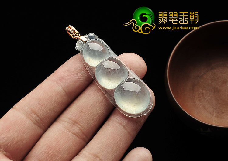 冰玻种淡晴水缅甸翡翠A货四季豆挂件