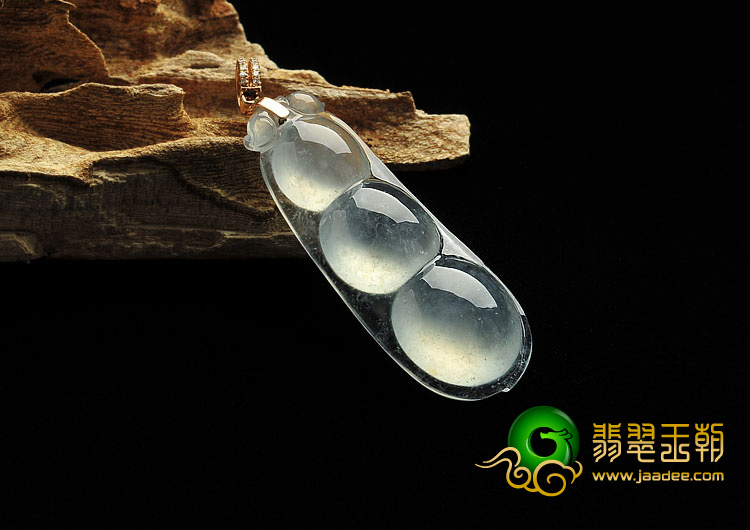 冰玻种淡晴水缅甸翡翠A货四季豆挂件