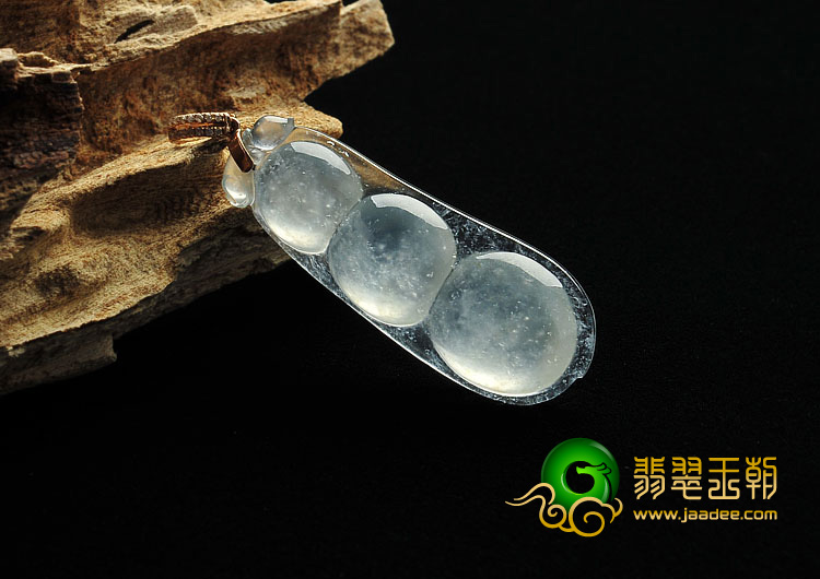 冰玻种淡晴水缅甸翡翠A货四季豆挂件