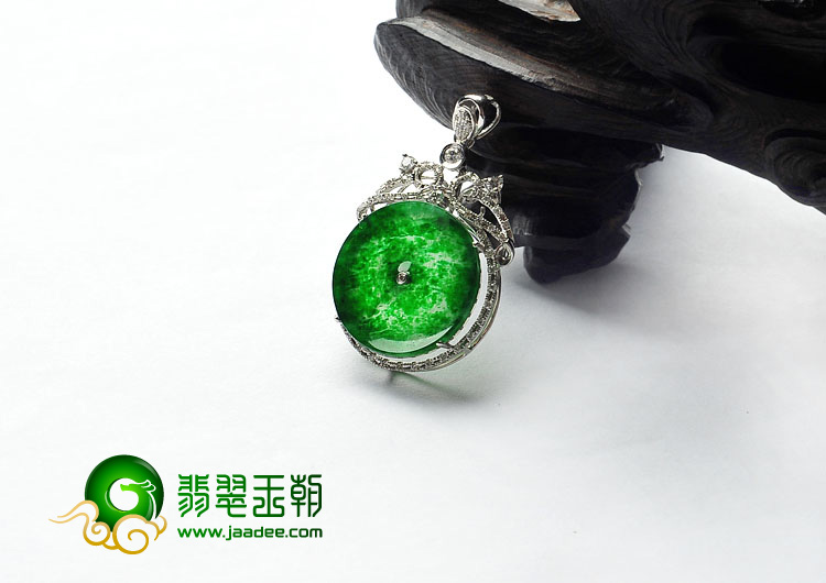 冰玻种正阳绿缅甸翡翠A货镶白金平安扣胸坠（真钻）