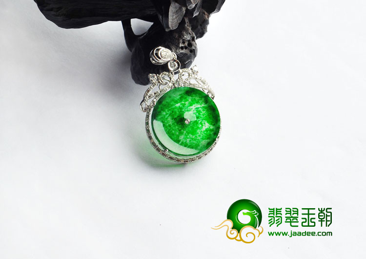 冰玻种正阳绿缅甸翡翠A货镶白金平安扣胸坠（真钻）