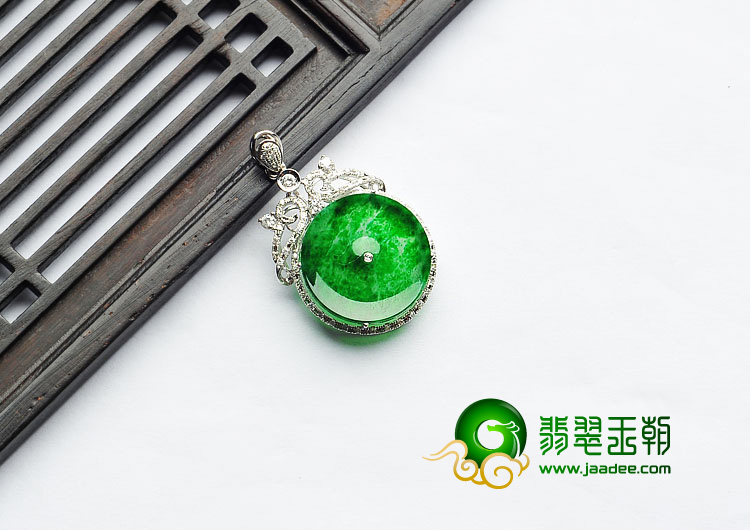 冰玻种正阳绿缅甸翡翠A货镶白金平安扣胸坠（真钻）
