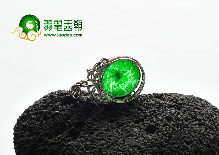 冰玻种正阳绿缅甸翡翠A货镶白金平安扣胸坠（真钻）