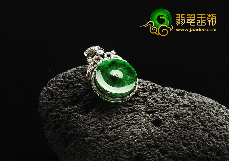 冰玻种正阳绿缅甸翡翠A货镶白金平安扣胸坠（真钻）