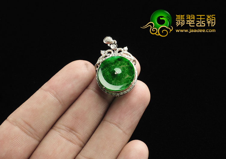 冰玻种正阳绿缅甸翡翠A货镶白金平安扣胸坠（真钻）