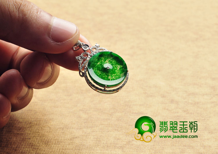 冰玻种正阳绿缅甸翡翠A货镶白金平安扣胸坠（真钻）