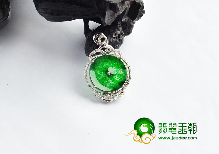 （超值推荐）冰玻种正阳绿缅甸翡翠A货镶白金平安扣胸坠（真钻）