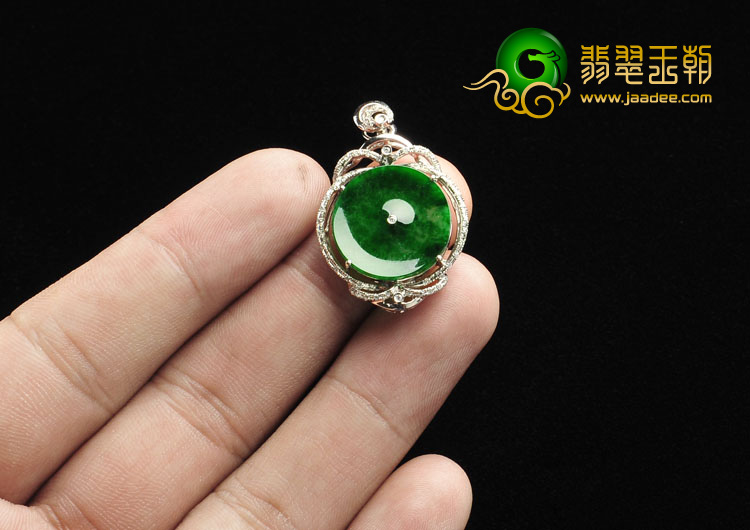 （超值推荐）冰玻种正阳绿缅甸翡翠A货镶白金平安扣胸坠（真钻）