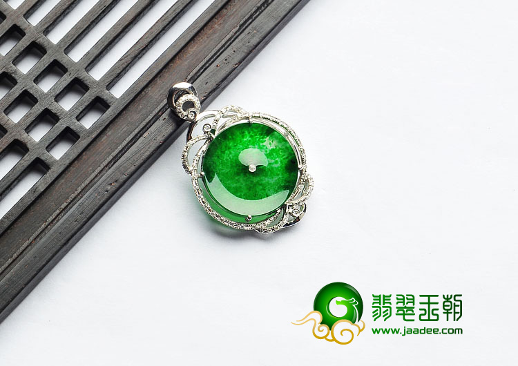 （超值推荐）冰玻种正阳绿缅甸翡翠A货镶白金平安扣胸坠（真钻）