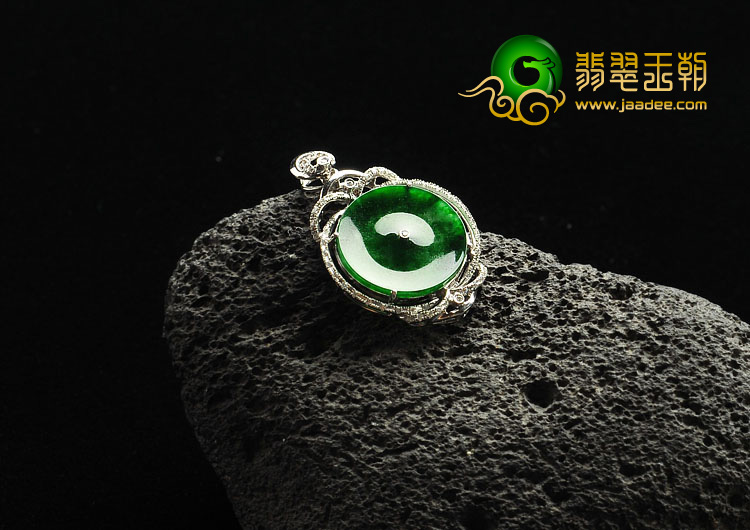 （超值推荐）冰玻种正阳绿缅甸翡翠A货镶白金平安扣胸坠（真钻）