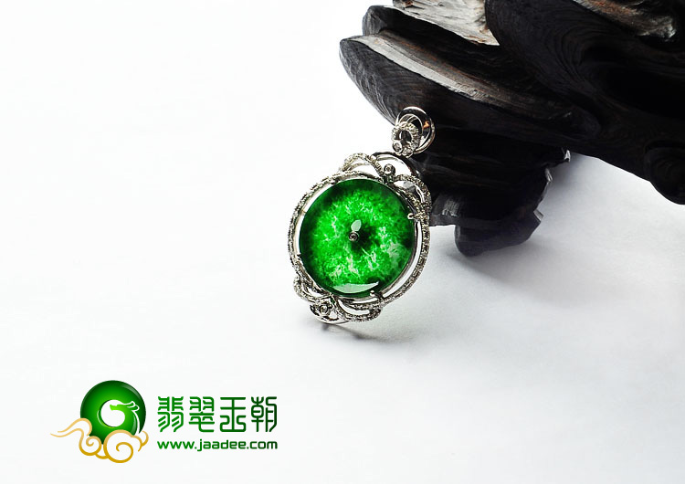 （超值推荐）冰玻种正阳绿缅甸翡翠A货镶白金平安扣胸坠（真钻）