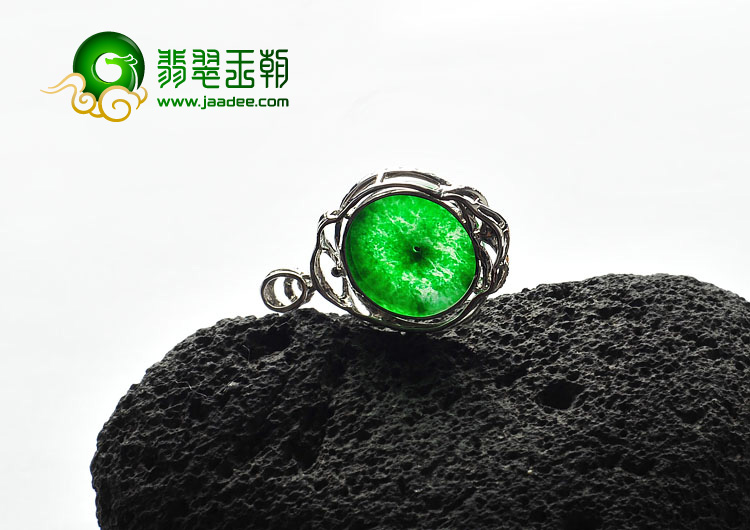 （超值推荐）冰玻种正阳绿缅甸翡翠A货镶白金平安扣胸坠（真钻）
