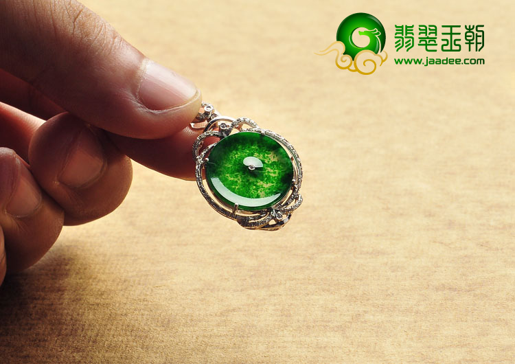 （超值推荐）冰玻种正阳绿缅甸翡翠A货镶白金平安扣胸坠（真钻）