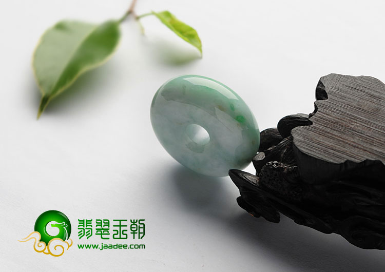 糯冰种淡春带彩缅甸翡翠A货平安扣挂件