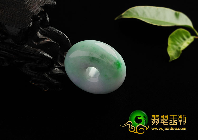 糯冰种淡春带彩缅甸翡翠A货平安扣挂件