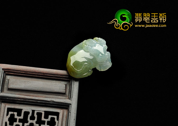 糯冰种黄翡缅甸翡翠A货牛挂件